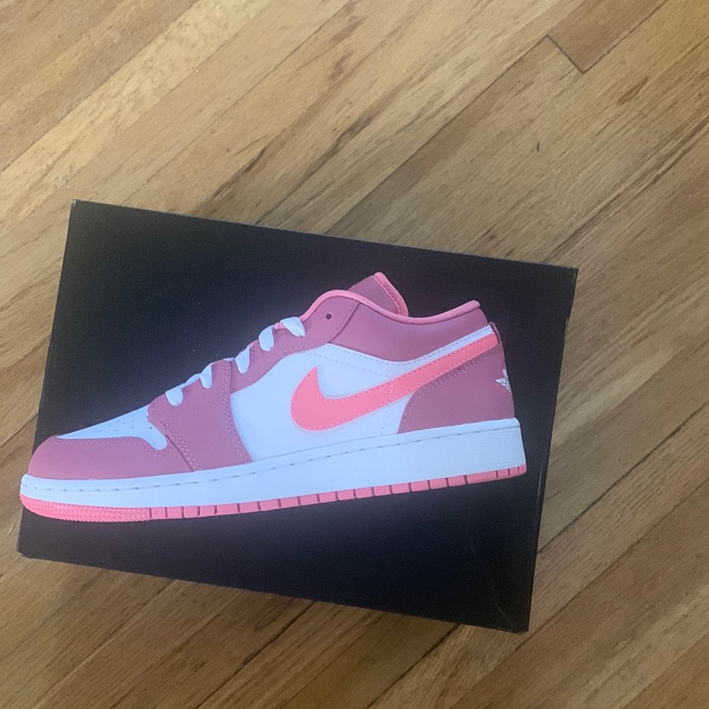 Brand New Jordan 1 low 7.5 women’s 6y